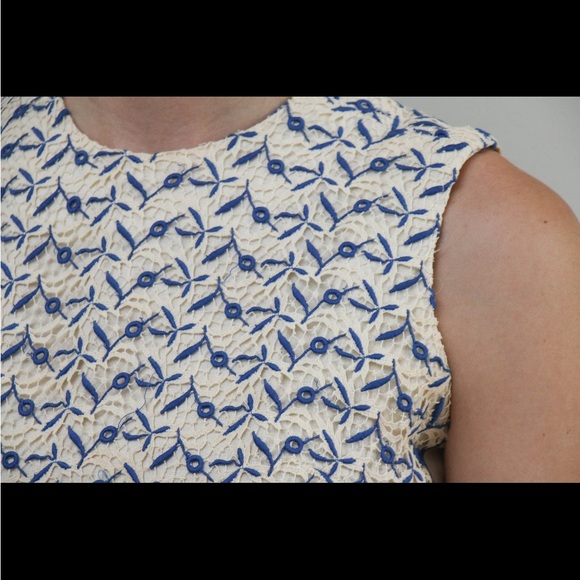 1960s Vintage Floral Eyelet Lace Overlay Shift Dress in White and Blue - Picture 2 of 6